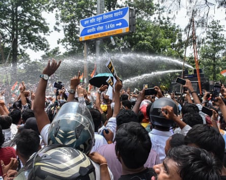 Police spray water cannon at protestors in India