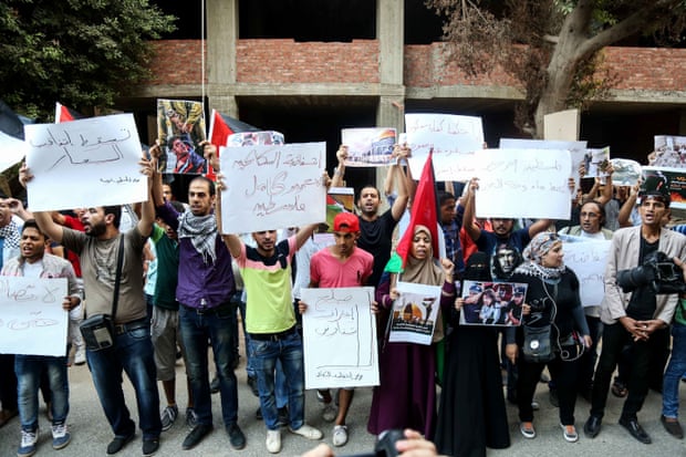 Egyptians stage a protest at the Palestinian embassy in Cairo in support of the Palestinians, October 2015.