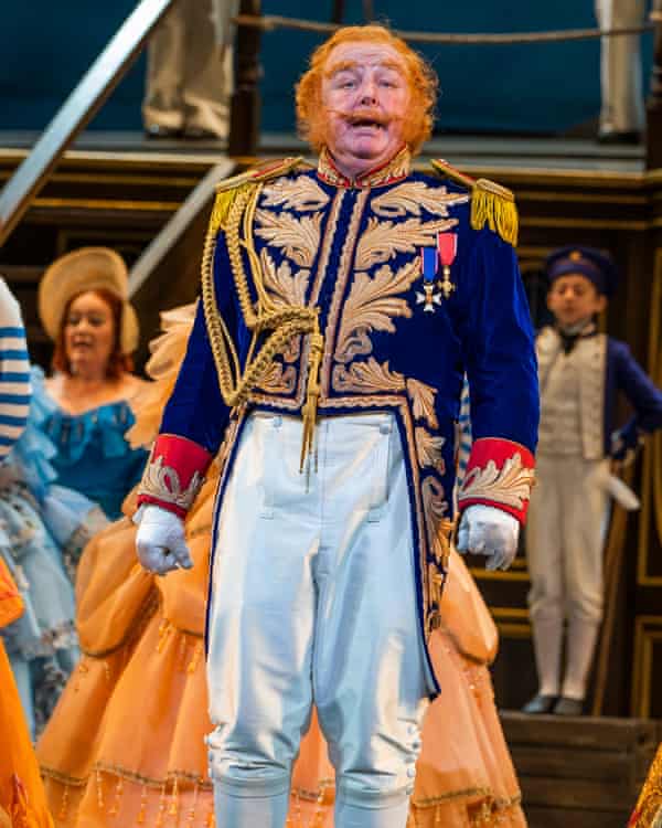 Les Dennis als Sir Joseph in der HMS Pinafore.
