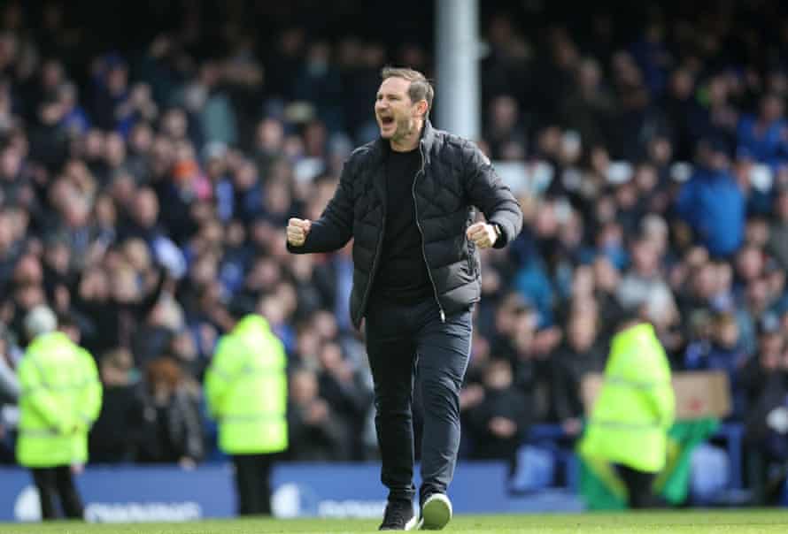 Frank Lampard świętuje z fanami Evertonu po wygranej 1:0.