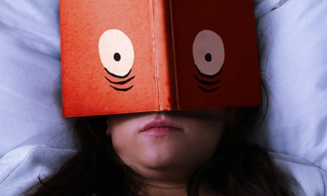 Ilustração de uma mulher deitada na cama com um livro sobre o rosto e olhos arregalados na capa