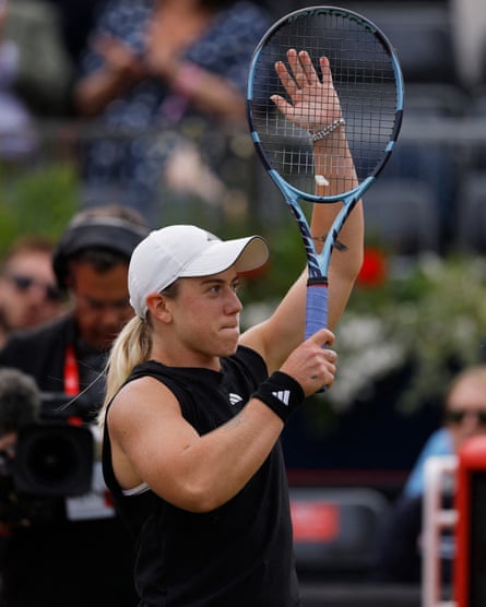 Sonay Kartal applauds the fans after her win against Daria Kasatkina at Queen’s Club