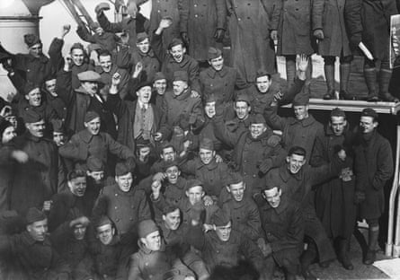 American pilots with Harry Lauder in their midst, as they return home from the war on the SS Mauretania, New York, 2 December 1918.