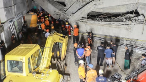 Kurtarıcılar Endonezya'da okulun çökmesinden sonra hayatta kalanları bulmak için yarışıyor - Video