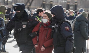 Policia ruse arreston një pjesëmarrës në një tubim kundër luftës në Moskë më 6 mars