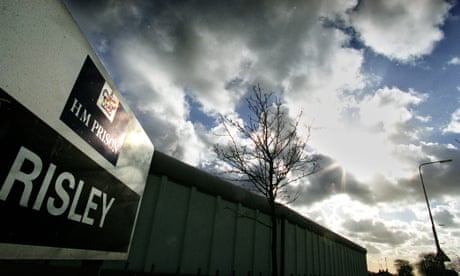 HMP Risley, në Cheshire: hyrja e saj shihet në një ditë dramatike me re me ndërtesa të siluetuara kundër qiellit