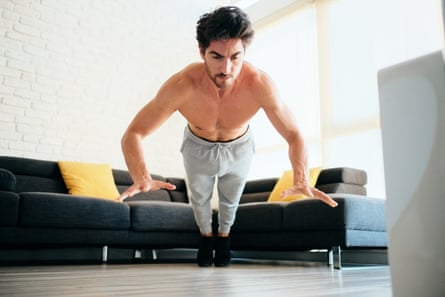 Man doing explosive push-ups at home.