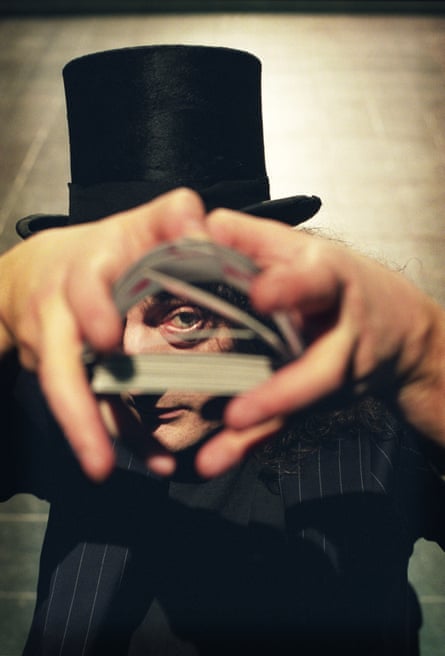 « L'un des meilleurs magiciens close-up au monde »… Sadowitz.