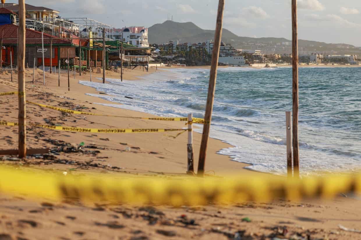 Baja Kaliforniya Sur, Meksikanın Cabo San Lukas şəhərində Polo qasırğası yaxınlaşarkən, bazar günü Medano çimərliyində sarı lentlər. Fotoqraf: Raquel Cunha/Reuters