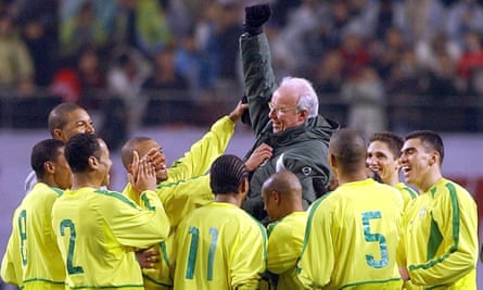 Brazilian players pay tribute to their head coach Mário Zagallo at the end of their friendly with South Korea in Seoul in 2002.