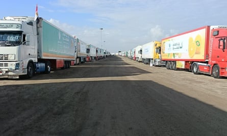 Des camions chargés de fournitures d'aide humanitaire sont aperçus au terminal de Rafah.