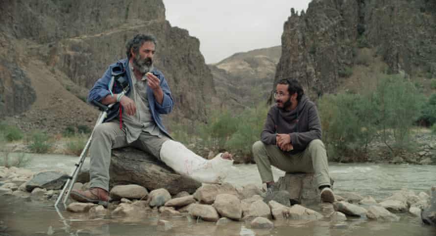 Hit the Road centres on a family of four making a run for the border, as the father struggles with a broken leg.