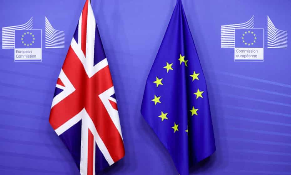 Flag ved et møde mellem Storbritannien og EU i Bruxelles i 2020.