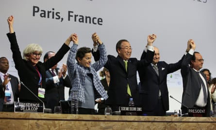 Laurence Tubiana, Christiana Figueres, Ban Ki-moon, Laurent Fabius and François Hollande celebrate the adoption of the Paris Agreement