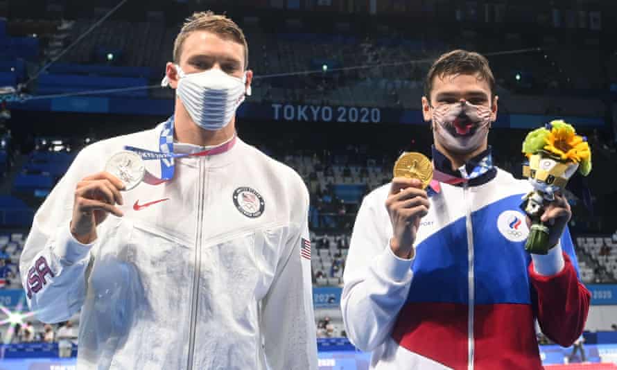 Ryan Murphy, silver medallist in the men’s 200m backstroke, with the ROC’s Evgeny Rylov who took gold