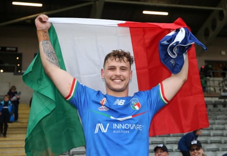 Jack Colovatti célèbre après la victoire de l'Italie sur l'Ecosse.