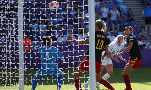 Berglind Thorvaldsdóttir dari Islandia mencetak gol ke gawang Belgia