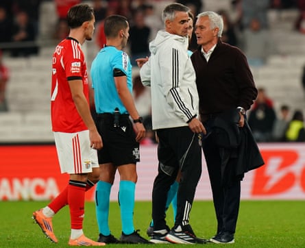 Benfica’s José Mourinho confronts Gustavo Correia.