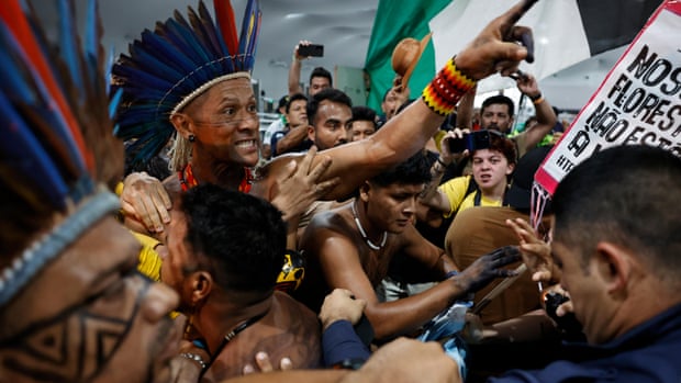 Se producen enfrentamientos entre manifestantes y personal de seguridad en la COP30 en Brasil. Se producen enfrentamientos entre manifestantes y personal de seguridad en la COP30 en Brasil.