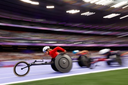 Catherine Debrunner in action on the track in front of a blurred background