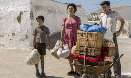 Asier Etxeandia, Penélope Cruz and Raúl Arévalo in Pain and Glory (2019).