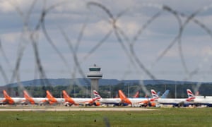 هواپیماهای مسافربری که به دلیل ویروس کرونا ویران شده اند ، در فرودگاه گاتویک در ساسکس پارک شده اند.