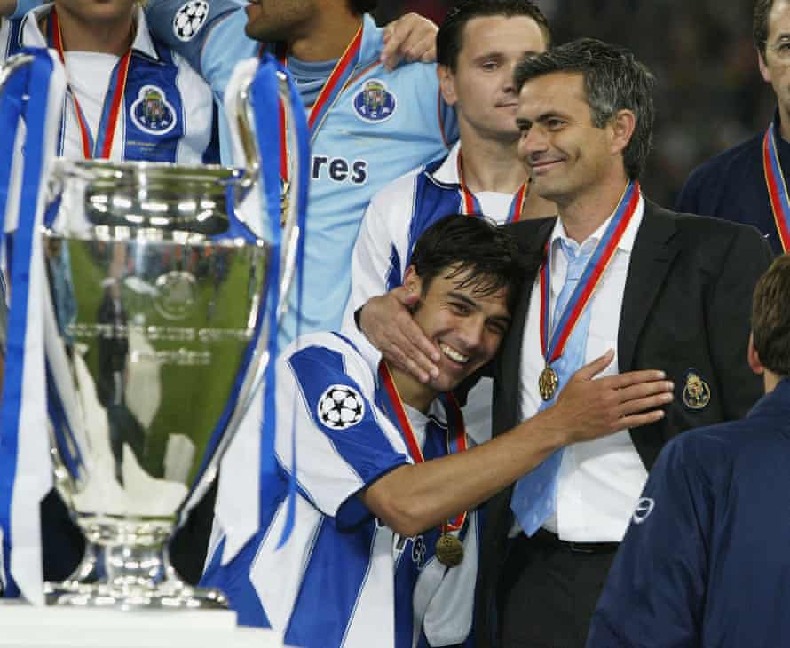 José Mourinho and Nuno Valente embrace after Porto win the 2004 Champions League final.