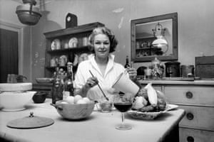 Elizabeth David in her kitchen in Chelsea, c1956/7: âBooks like hers were important to keeping a household in a faraway place.â 