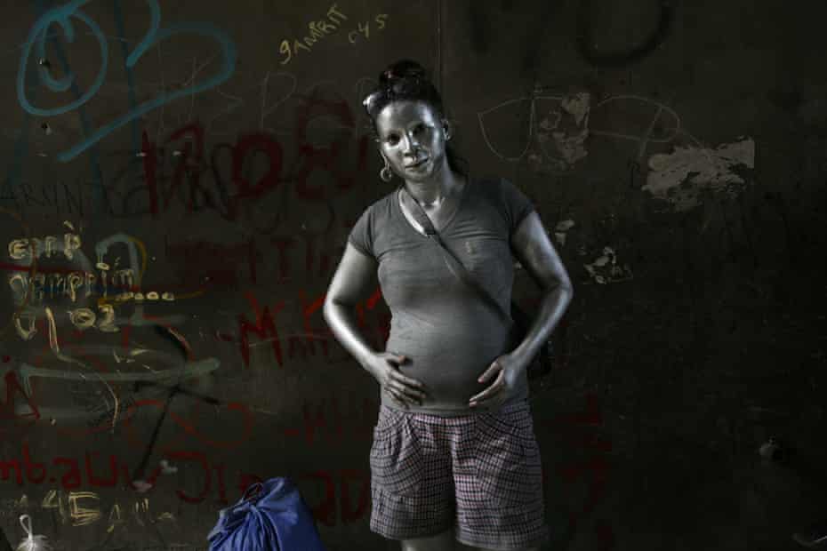 Ardini, a 28-year-old silver woman, has three children and is four months pregnant with another.