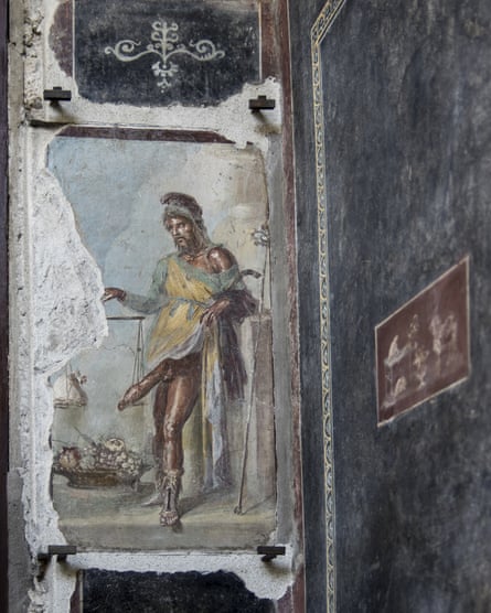 Priapus, the god of fertility and abundance, with a scale and bag of money – symbolising the wealth accumulated by the house’s owners.