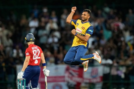 बेथेल के आउट होने का जश्न मनाते दासुन शनाका