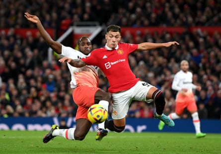 Lisandro Martínez bloque Michail Antonio lors de la victoire 1-0 de Manchester United contre West Ham en octobre.