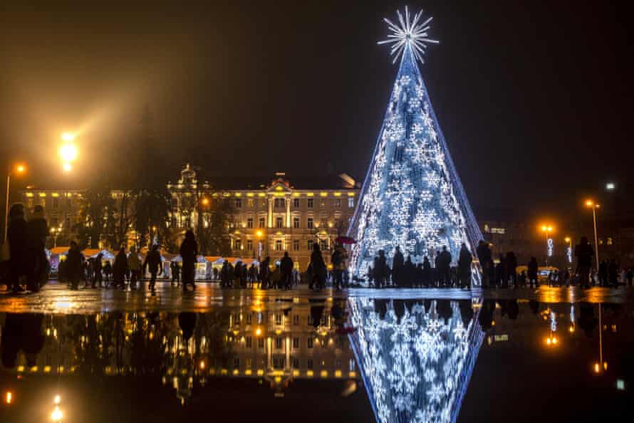 Árvore de Natal na Praça da Catedral em Vilnius.