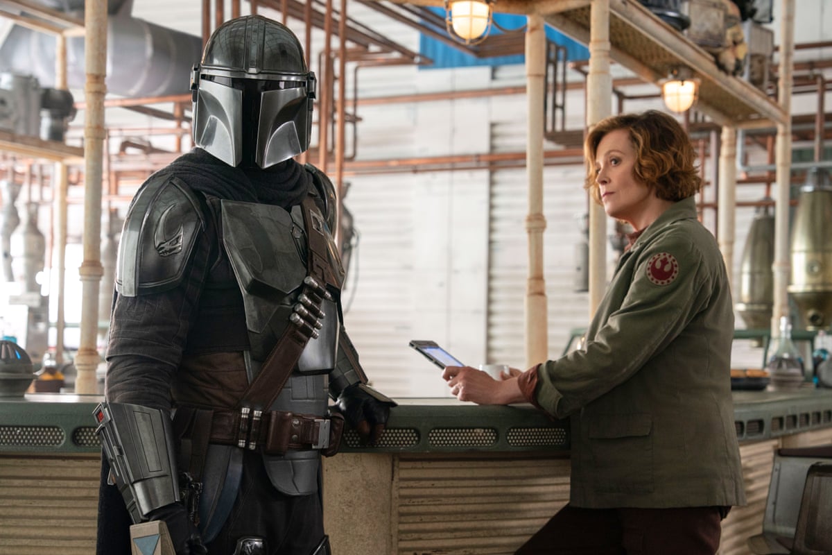 The Mandalorian (Pedro Pascal) and Colonel Ward (Sigourney Weaver) in Star Wars: The Mandalorian and Grogu.