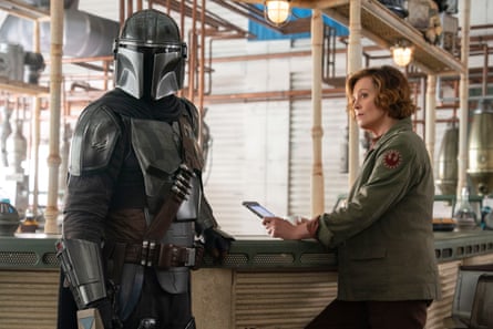 The Mandalorian (Pedro Pascal) and Colonel Ward (Sigourney Weaver) in Star Wars: The Mandalorian and Grogu.