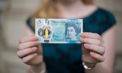 The new fiver in the hands of the Bank of England’s chief cashier, Victoria Cleland