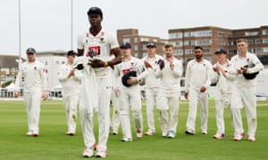 Jofra Archer es aplaudido por sus compañeros de equipo de Sussex después de tomar cuatro wickets en su debut en primera clase en 2016.