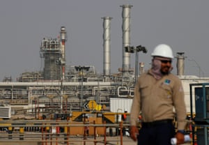 FILE PHOTO: An employee looks on at a Saudi Aramco oil facility in Abqaiq, Saudi Arabia October 12, 2019. REUTERS/Maxim Shemetov/File Photo