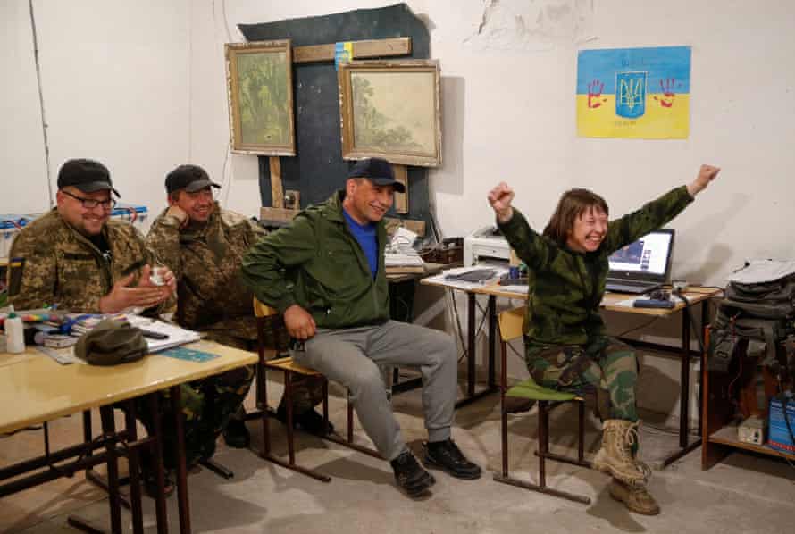 أعضاء الخدمة الأوكرانية يتفاعلون مع نجاح فرقة كالوش.