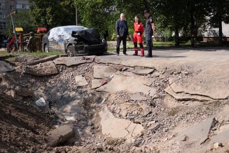 Keir Starmer com equipes de emergência visitando a área de Podilskyi, em Kiev, que foi atingida por vários ataques de mísseis russos no início deste mês.