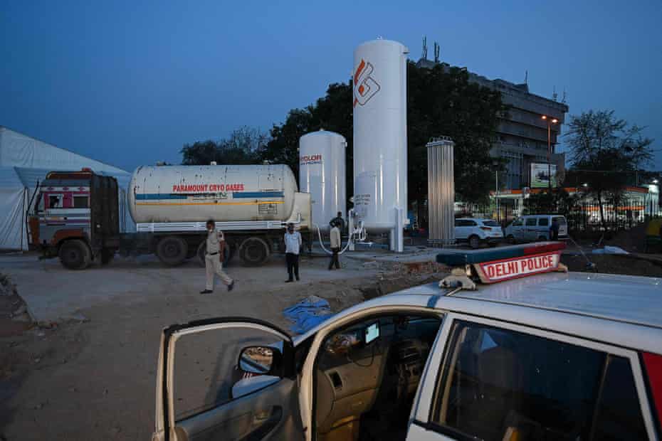 Llenado de tanques de oxígeno recién instalados en Ramlila Land en Nueva Delhi, India