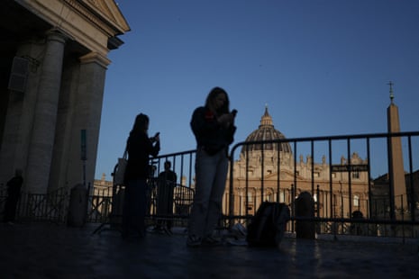 As pessoas estão do lado de fora da praça de São Pedro, após a morte do papa Francisco, em Roma, Itália.