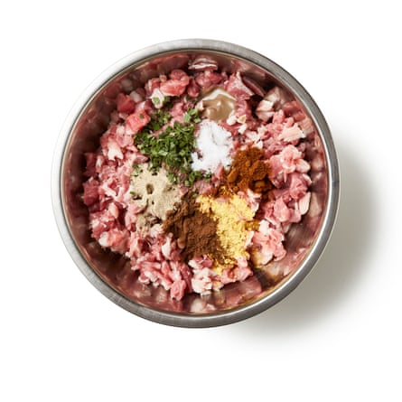 Mettez la viande dans un grand bol avec la sauge hachée et les assaisonnements restants. Bien mélanger.