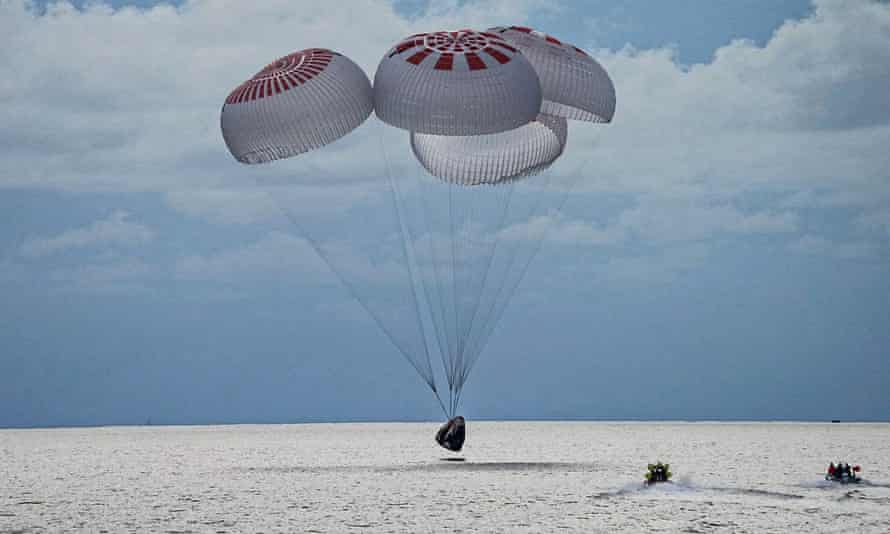 Na tym zdjęciu zrobionym przez SpaceX, kapsuła niosąca cztery spadochrony na Oceanie Atlantyckim 18 września.