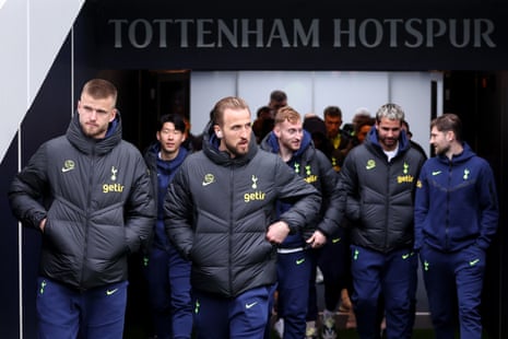 Eric Dier, Harry Kane y el resto de la plantilla del Tottenham salen a ver el terreno de juego antes del partido de esta noche contra el Manchester United.