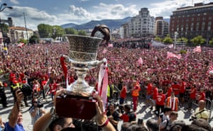 Los fanáticos del Athletic de Bilbao animan al equipo frente al Ayuntamiento en agosto de 2015 mientras los jugadores presumen la Supercopa de España, pero los principales trofeos de España han eludido al club vasco desde 1984.