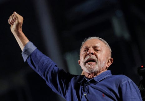 Lula standing with his fist raised