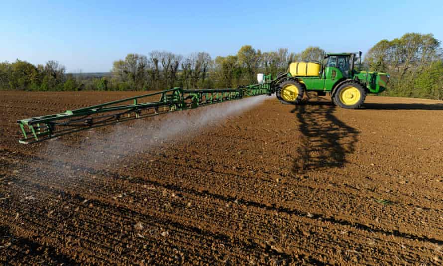 Un agricultor francés rocía el herbicida de glifosato 'Roundup 720' fabricado por el gigante agroquímico Monsanto, en Piace, noroeste de Francia, en un campo de maíz, cerca de un parque eólico el 23 de abril de 2021.