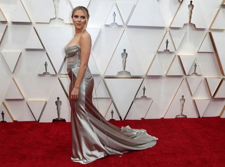 scarlett johansson silver dress Scarlett Johansson's Silver Oscar de la Renta Oscars Dress