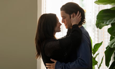 Anne Hathaway and Jared Leto in WeCrashed.